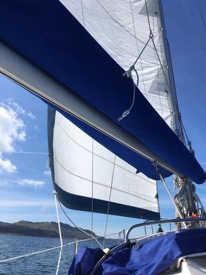 Genoa and lazy jacks