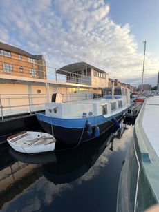 Residentially licensed barge in zone 2 London