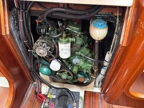 Beneteau Oceanis 351 Twin Aft Cabins - Engine