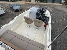 Quicksilver 555 activ cabin