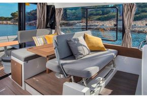 Jeanneau Merry Fisher 1095 Flybridge - co-pilot seat converts to seating at table