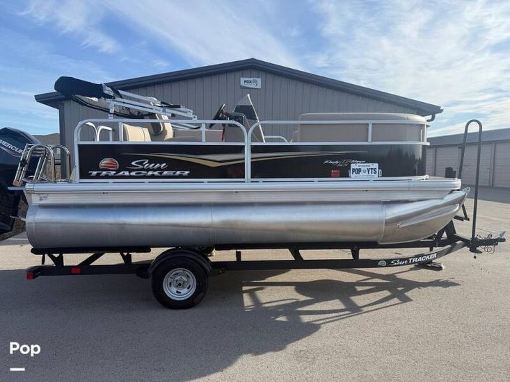 2025 Sun Tracker 16 party barge dlx