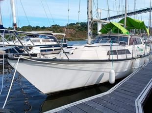 BOAT HOLIDAY HOME IN BRITTANY, FRANCE, EXCELLENT BENETEAU 32 EVASION