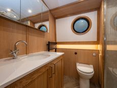 BESPOKE BOAT CO 65ft WIDEBEAM