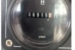 Hour meter display on 2022 Leopard 45, showing 6915.2 hours.