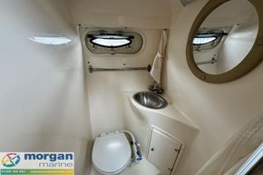 Rinker-Fiesta-Vee-250-toliet