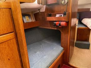 Single berth in passageway