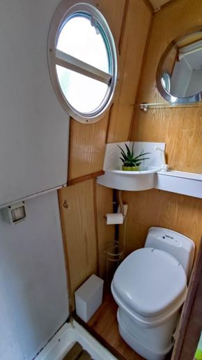 Shower and cassete toilet