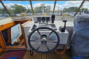 Stevens 1200 Vlet 2005 boat helm with steering wheel and control panel.