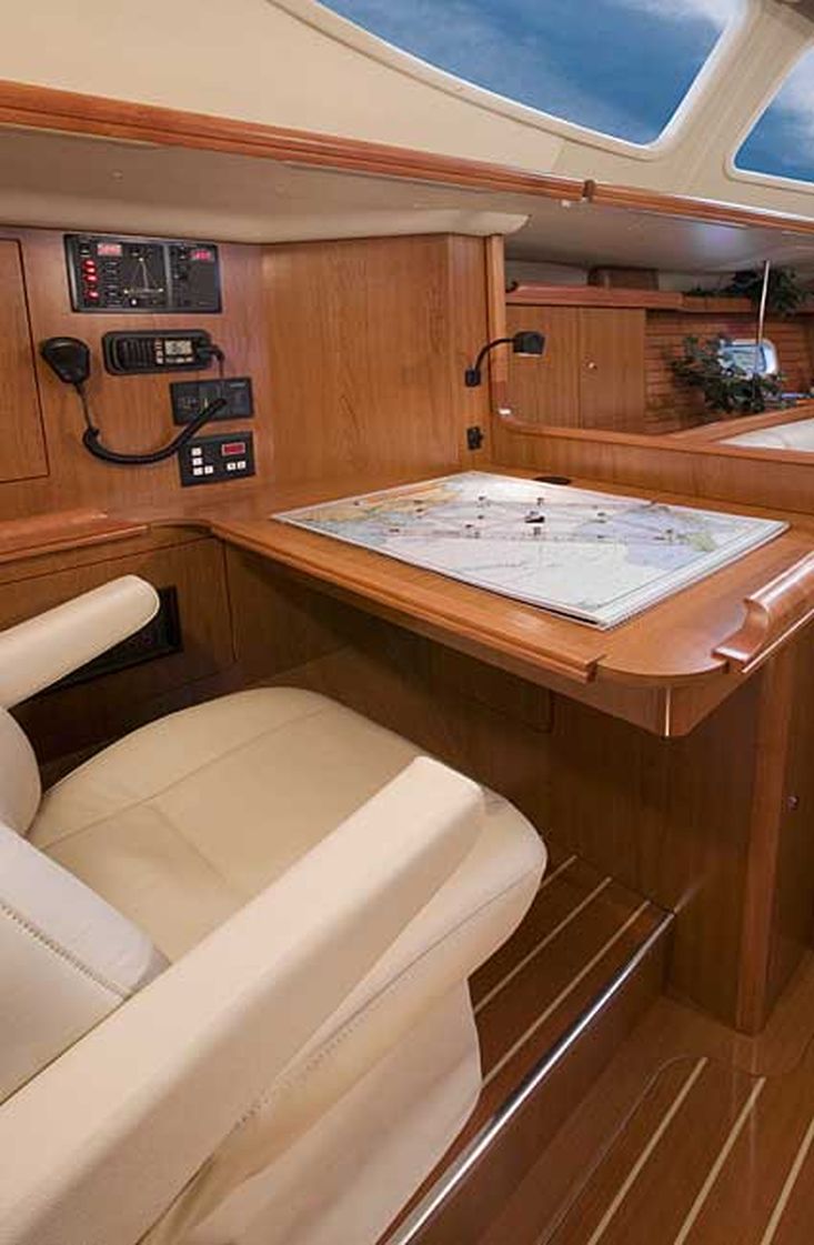 Hunter 45 Center Cockpit