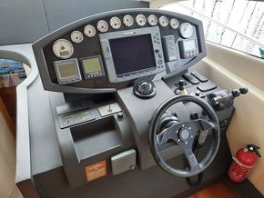 Rodman Muse 44 Flybridge - Helm