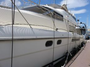 Fairline Squadron 56  - Hull Close Up