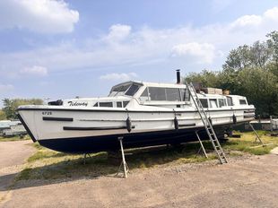 Wide beam Broads Cruiser Houseboat