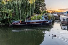 Idyllic Spacious Houseboat &ndash; Swan Island &ndash; Full Residential Mooring