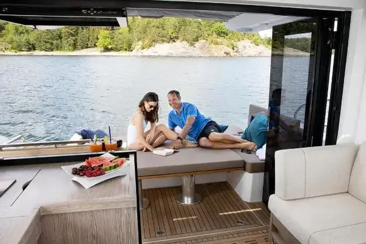 2024 Sealine C390