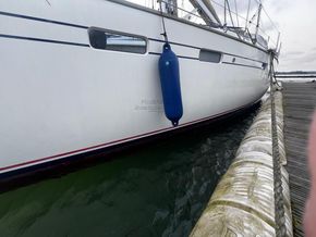 Southerly 38 Lifting keel  - Hull Close Up