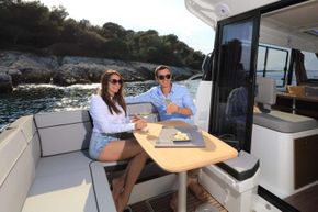 Jeanneau Merry Fisher 1095 - U-shape seating in cockpit