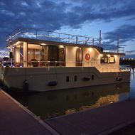 WOHNSCHIFF (Houseboat) 80m² WOHNFLÄCHE 60m² Terrasse