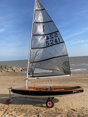Solo dinghy with 2 sails and trolley