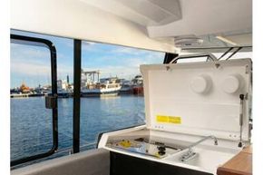 Jeanneau Merry Fisher 895 Sport - Offshore - galley in front of co-pilot seat