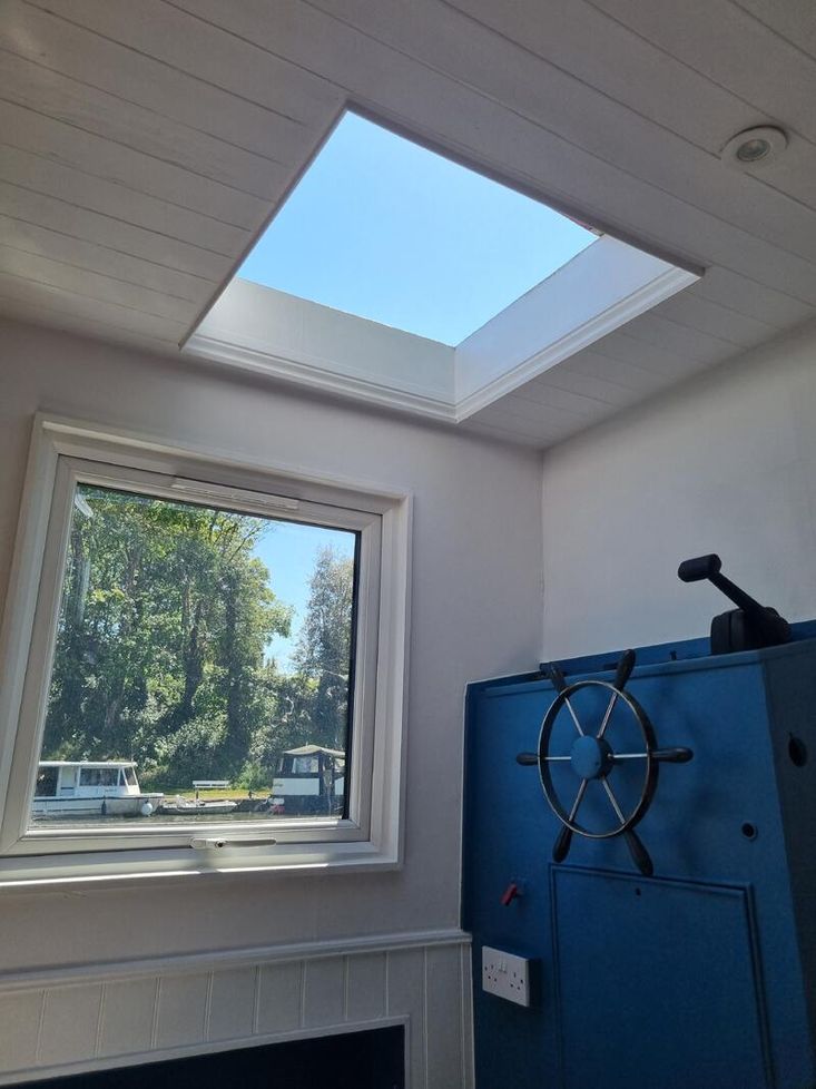 Stylish 40ft x 12ft Liveaboard Houseboat