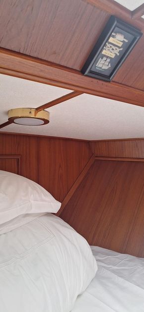 Bow cabin