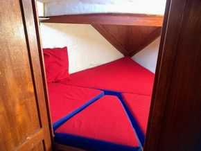 Cobra 750 Bilge keels - Forward Cabin