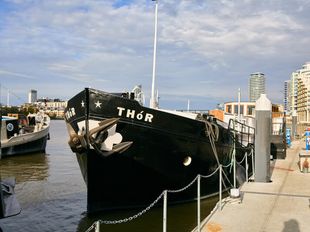Custom-built houseboat but Dutch Shipbuilders