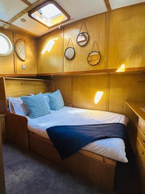 Spare bedroom come office