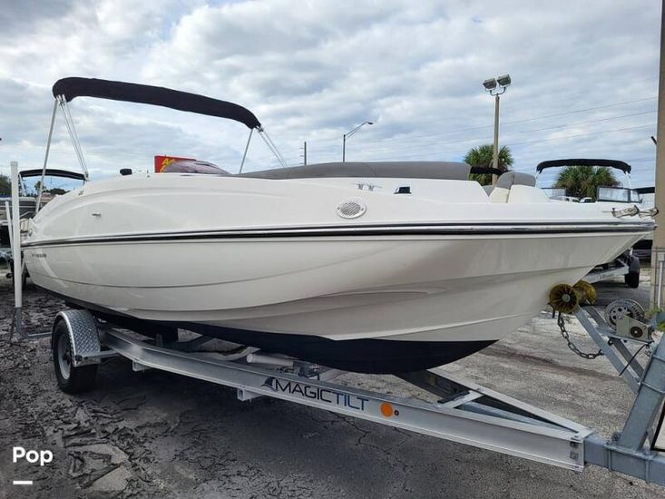 2018 Bayliner 210 deck boat