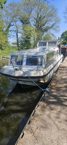 Motor cruiser