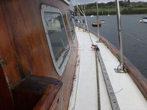 Endurance 35 Sailing Yacht - Side Deck
