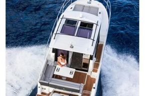 Jeanneau Merry Fisher 895 - overhead view