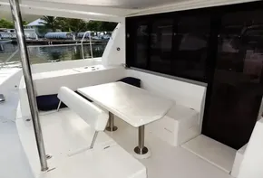 2018 Leopard 43 Powercat outdoor seating area with table and bench.