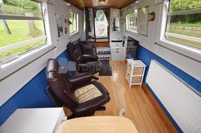 Saloon forward