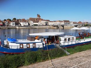 Stylish 31,40m x 4,74m Luxe Motor hotel barge with recent TRIWV