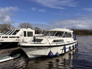 Broom 35 Sedan family cabin cruiser