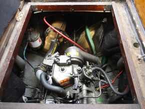 Engine cockpit hatch