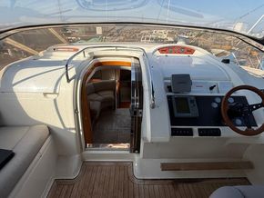 Fairline Phantom 43 AC  - Companionway