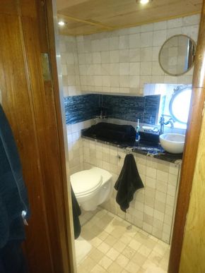 Main EnSuite Bathroom
