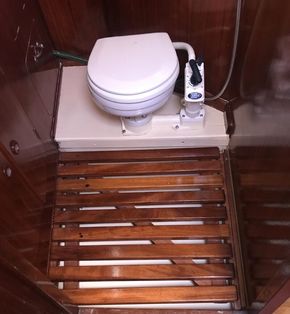 Captain cabin en-suite; loo, wash hand basin