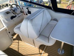 Larson 254 Cabrio Duo Delta Conic hull - Cockpit