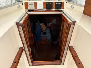 Trident Warrior 40  - Companionway