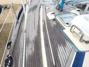 Hallberg Rassy 352  - Side Deck