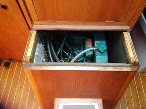 Volvo 2030 engine under step