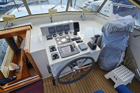 Stevens 1200 Vlet 2005 boat helm with navigation controls and steering wheel.