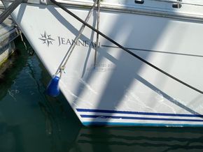 Jeanneau Sun Odyssey 32.2  - Hull Close Up