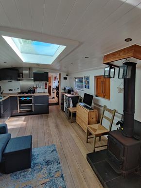 Light and spacious open-plan cabin