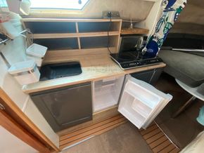 Cruiser International 2670 fitted with bow thruster - Galley