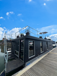 High-spec steel-hulled houseboat